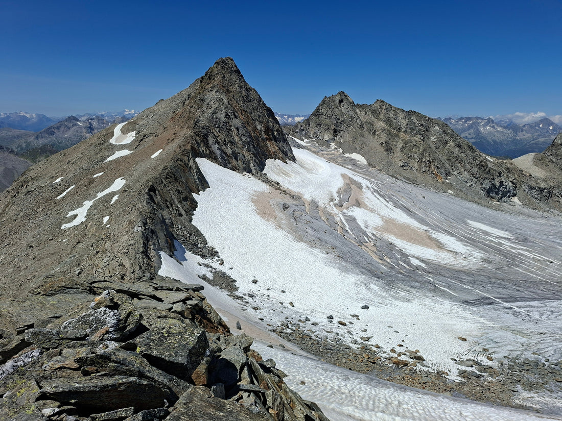 Die Medelser Hütte des SAC zwischen den 3000ern der Medelser Gruppe in Graubündens Surselva