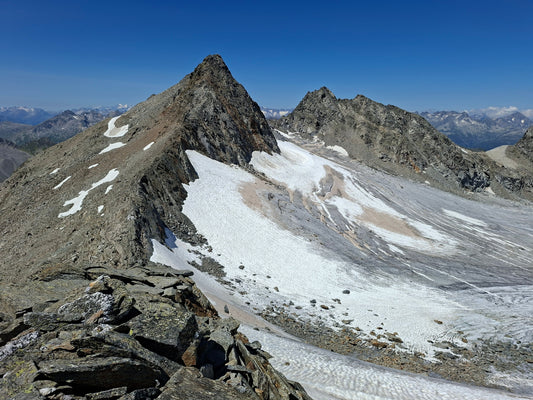 Die Medelser Hütte des SAC zwischen den 3000ern der Medelser Gruppe in Graubündens Surselva
