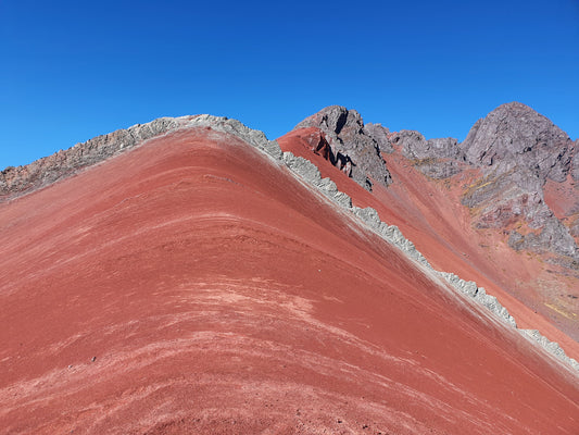 Wanderungen durch die bunten Berge der Rainbow Mountains um Cusco bieten großartige Bergerlebnisse in Peru