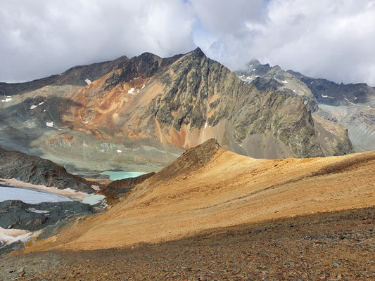 Der Piz Traunter Ovas (3158m) ist wohl der am intensivsten gefärbte Berg in den Bündner Alpen