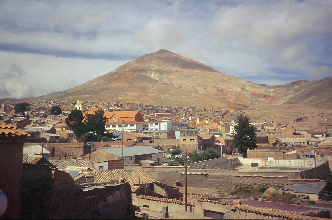 Der Silberberg Cerro Rico überragt die Stadt Potosi in Bolivien