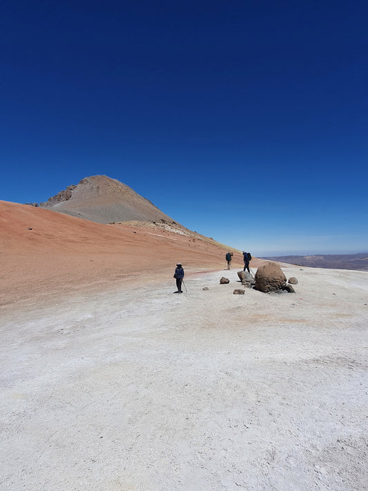 Der 5000er Vulkan Taapaca erhebt sich über den Anden von Putre in Chile