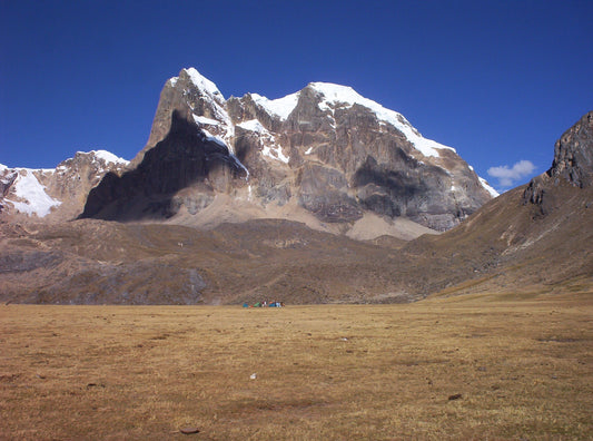 Eines der schönsten Trekkings in Suedamerika führt durch die Cordillera Huayhuash bei Huaraz in Peru