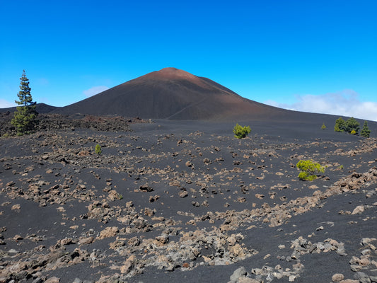 Die Insel Teneriffa gehört zu Spanien und bietet Wanderungen auf und zwischen aktiven Vulkanbergen